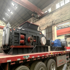 大型全自動液壓對輥破碎制砂機(jī)發(fā)往四川處理鵝卵石