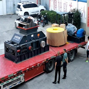 時產(chǎn)100多噸大型對輥破碎機(jī)發(fā)往湖北河卵石制砂