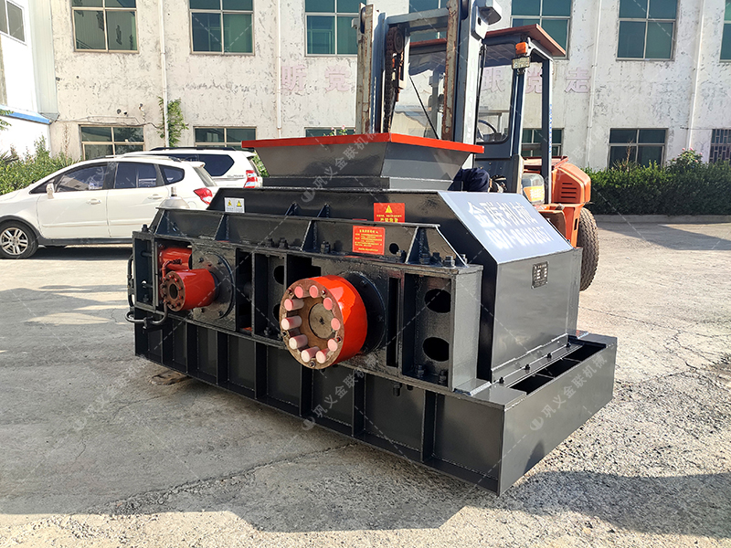 2PGY1007液壓對輥制砂機發往江蘇 