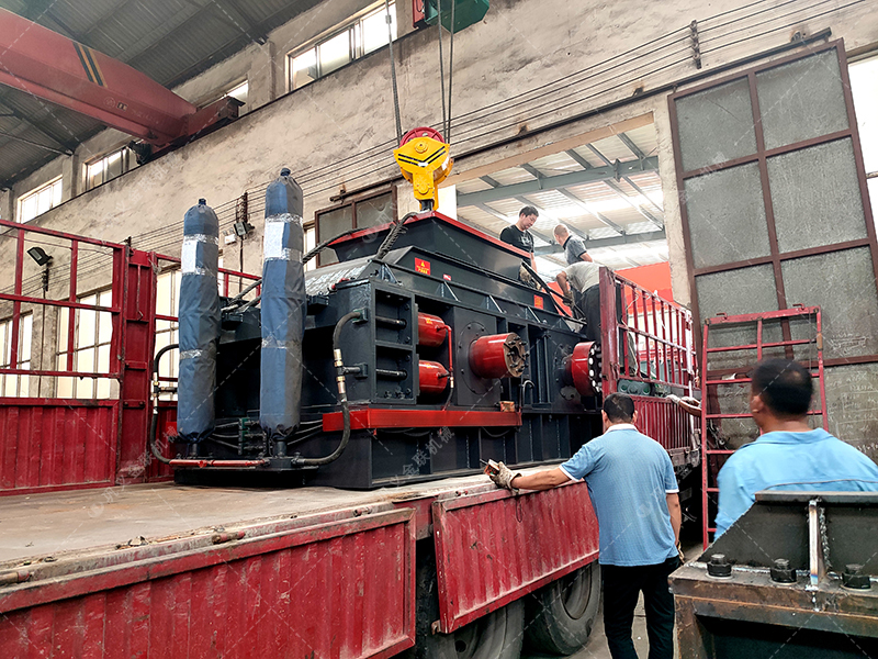 石子制砂用什么設(shè)備好？液壓對(duì)輥破碎機(jī)的優(yōu)勢(shì)解析